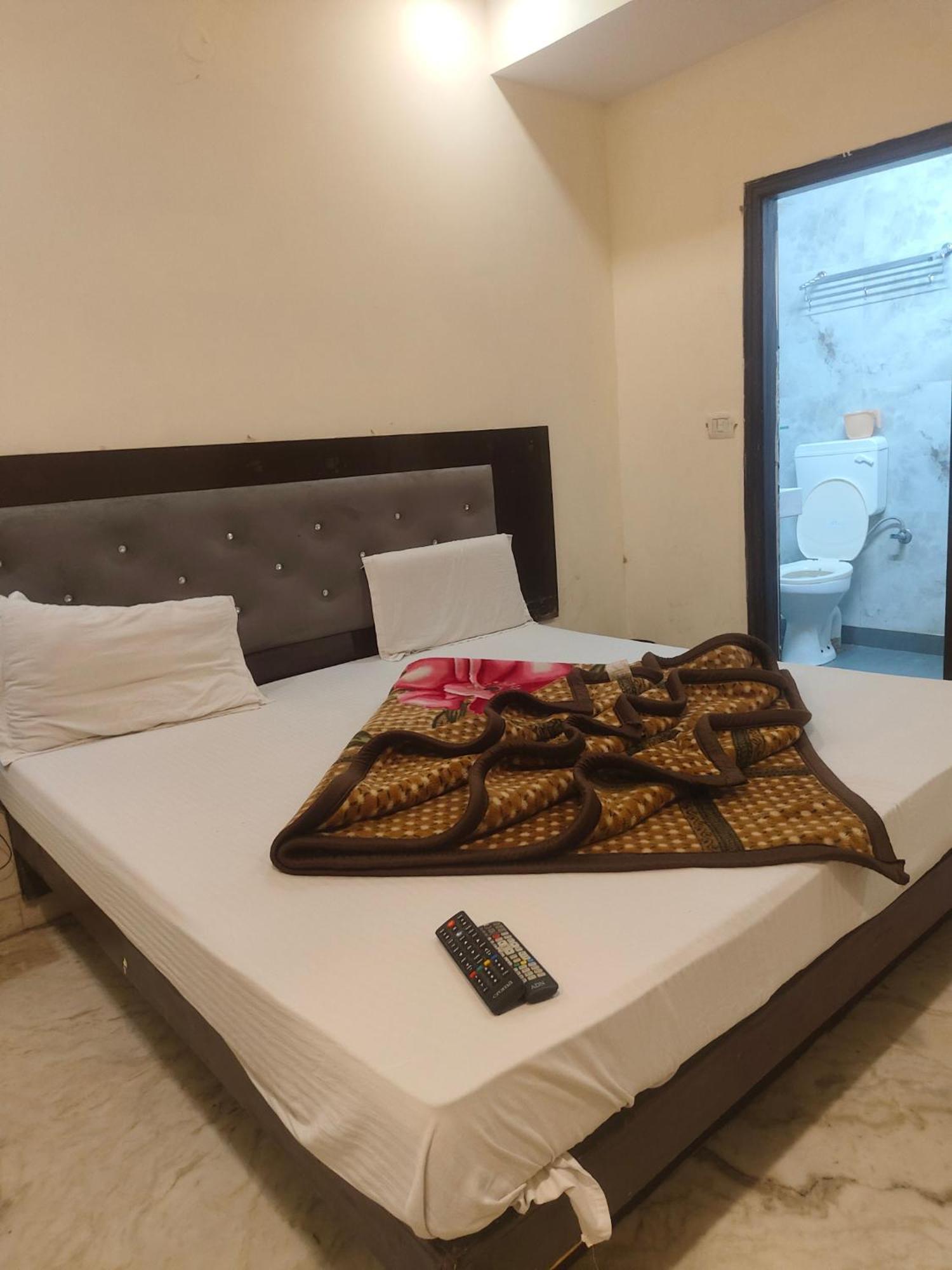Hotel Perfect Spot- Main Bazar - Walking Metro Station Ню Делхи Екстериор снимка